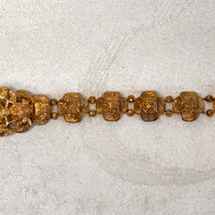 BRACELET goldtone metal temple lightweight box clasp NO BELL vintage 6 1/4″ circ