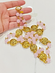 VINTAGE 1980 CHANEL ROSE PINK GRIPOIX POURED GLASS GOLD MEDALLION 35″ NECKLACE