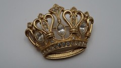 KJL Kenneth Jay Lane Avon Crown Gold Tone Clear Rhinestone Brooch Pin 4.5cm BB12
