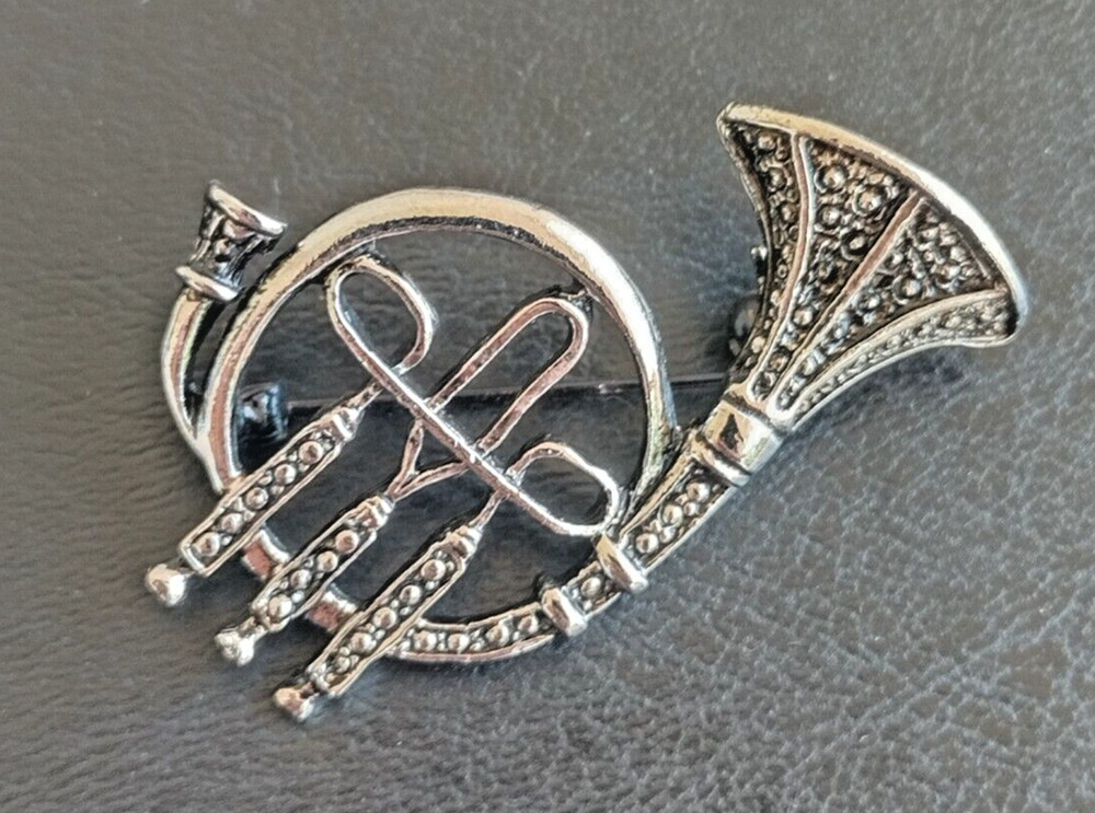 Vintage Unbranded Textured Silver Tone French Horn Brooch Pin 1-5/8″ x 1-3/8″