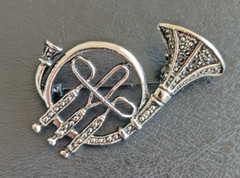 Vintage Unbranded Textured Silver Tone French Horn Brooch Pin 1-5/8″ x 1-3/8″