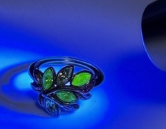 Vintage 1974 Avon Uranium Glass Green Leaf Ring Size 7 Adjustable