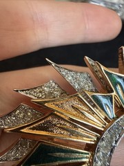 VINTAGE JOMAZ SIGNED GREEN BLUE ENAMEL GOLD TONE RHINESTONE PIN BROOCH 2.25”