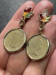 Vintage 1.5” Canadian Coin Maple Leaf Gold Tone Metal Dangle Screw Back Earrings