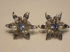 VINTAGE SCREW BACK EARRINGS~SILVER TONE FLORAL~ICE BLUE PRONG SET STONES~1″