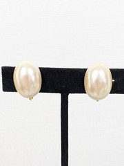 Vintage Ivory Color Acrylic Faux Pearl Cream Oval Screw Back Clip Earrings