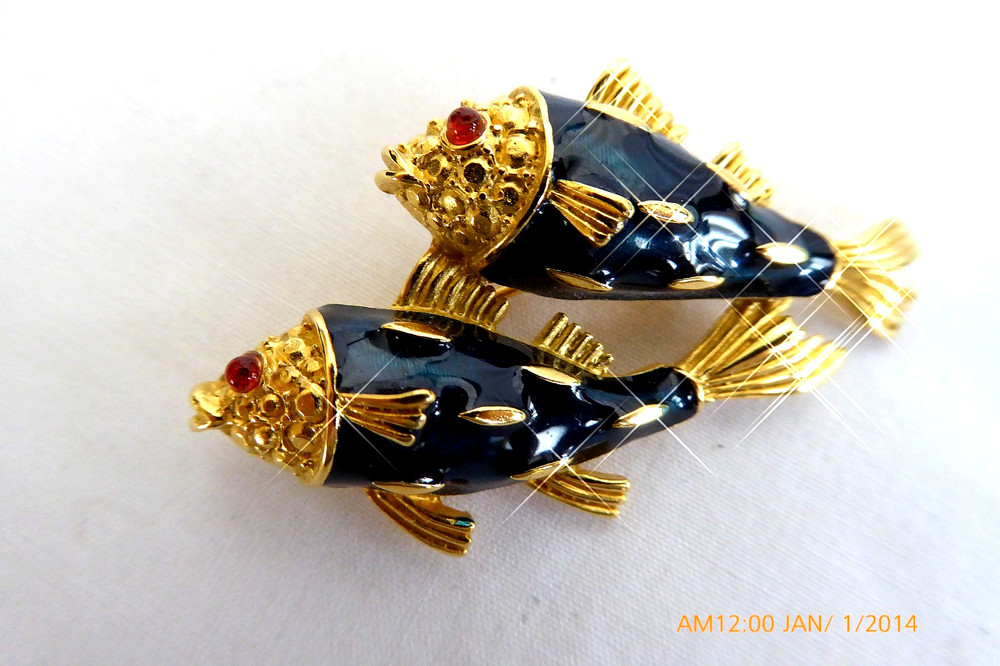 RARE VINTAGE TRIFARI BLUE ENAMEL FISHES BROOCH PIN