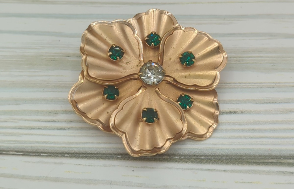 Vintage Gold Tone Flower Green Rhinestone Brooch Pin Pendant
