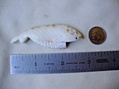 VINTAGE 1970-80s HANDMADE CARVED NATURAL SEASHELL FISH PENDANT