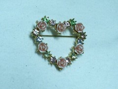 …JJJ signed AVON…Gold Tone,Rhinestones,Lucite Flowers Heart Brooch…