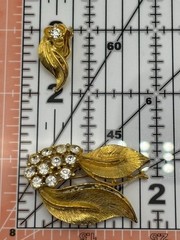 Vintage Unsigned Demi Parure Brushed Gold-Tone Leaves Rhinestone Brooch Clip Ear
