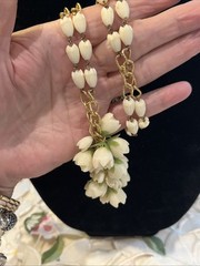 Vtg Hong Kong Gold Tone Off-White Plastic Flowers And Green Leaves Parure