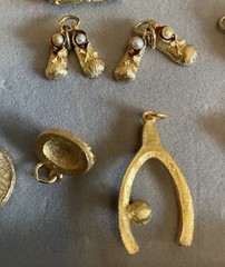 20 Pc Gold Tone VTG Charm/Pendants CAT WISHING WELL MANSION FISH BABY SHOES Etc