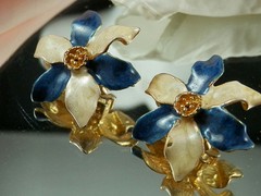 Beautiful Vintage Enamel Flower Earrings 595E