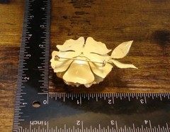 Vintage Hippy Mod 60’s Creamy Beige & Brown Enamel Flower Pin Brooch