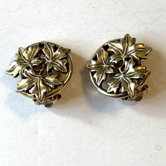 Vintage MMA Earrings Gold Tone Grape Wreath 1986 Metropolitan Museum Of Art Clip