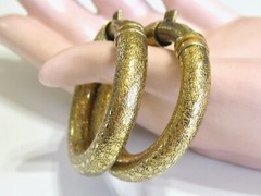 RARE VINTAGE MOD TRIFARI 1960 -1970’s SPRING TENSION CLIP TEXTURED HOOP EARRINGS
