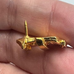Wishing Well Lapel Pin Garden Decor Collectible 90s Vintage Gold Tone Brooch