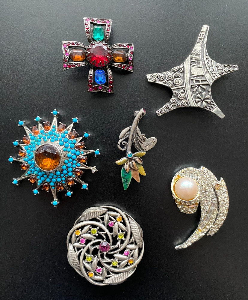 Assorted Brooches in various colors and shapes (lot of 6)