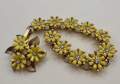 Vintage Signed Coro Yellow Thermoset Flower Bracelet & Brooch Set Rhinestone
