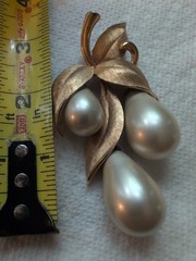 VTG. MARVELLA DANGLE FAUX PEARL ELEGANT STATEMENT BROOCH-PIN LIGHT GOLD TONE