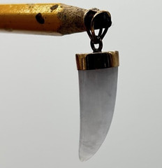 Vintage 14K Gold & White Jade Nephrite Tooth/Claw Shaped Jewelry Pendant (4.75g)