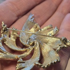 Vintage Lisner Gold Tone Swirling Design Brooch 2.5 Inches Signed