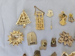 Christmas Brooches Pin Earrings Lot Enamel Avon Gerrys JJ Vtg Holiday Lot Of 19