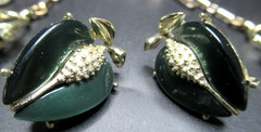 LISNER Dark Green Thermoset Leaves Vintage Necklace Earring Set