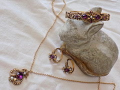 AVON 1974 QUEENSBURY NECKLACE, BRACELET & 2 RINGS