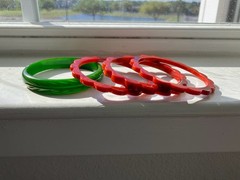 Lot Of 4 Vintage Green Leaf & Marbled Red Daisy Carved Bakelite Bangle Bracelets