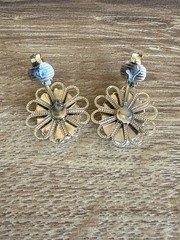 Vintage Clip On Earrings Porcelain Daisy Flower Gold Tone Very Good Condition