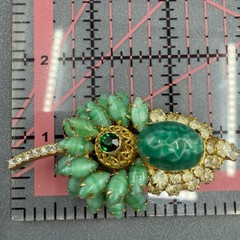 Vintage JULIANA BOOK PIECE 1965 Jade RHINESTONE Gold Filigree BROOCH Pin D&E