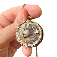 32” Vintage 1928 Jewelry Co. Necklace Sliding Mirror Pendant Portrait, Gold Tone