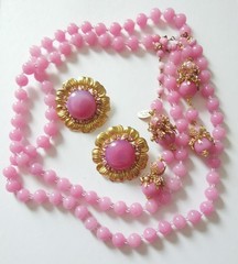 MIRIAM HASKELL 50’S SIGN 2-PC SET PINK PÂTÈ DE VERRE BEADS & MONTÉE BRASS ACCENT