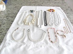 LOT OF 17 PIECES OF VINTAGE COSTUME JEWELRY NECKLACES & BRACELETS ALL WEARABLE