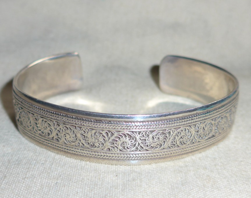 vtg 925 Sterling Silver Bangle Bracelet with Himalayan Nepal Filigree Motif 8″