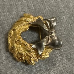 Vtg Mixed Metal Gold & Silver Tone Holly Berries Bow Wreath Brooch Pin