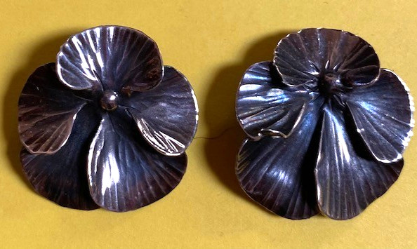 STERLING SILVER PAIR OF VINTAGE STUART NYE PANSEY BROOCHES 3.1 GRAMS