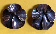 STERLING SILVER PAIR OF VINTAGE STUART NYE PANSEY BROOCHES 3.1 GRAMS