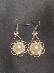VINTAGE SILVER TONE METAL FAUX PEARL DANGLE EARRINGS 1.75”