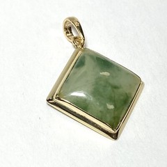 Ming’s Honolulu 14K Yellow Gold Square Cabochon Jade 18mm Pendant 5.2 g