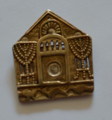 Signed MMA (Metropolitan Museum of Art) gold tone Synagogue brooch/pendant