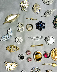 Costume Jewelry 65 + Lot Assorted Brooch & Pins Vintage To Now Gold Silver Tone