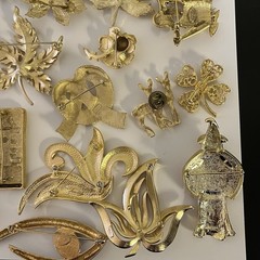 Lot Of 23 Vintage Gold Tone Brooches 18 Signed 5 Unsigned