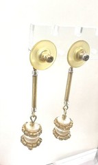 ELEGANT VINTAGE 1960’S STYLE GOLD TONE AND BEIGE CREAM BEAD DANGLE EARRINGS