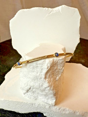 18k Yellow Gold Textured Bangle Bracelet W/ Purple Cabochon Gemstones