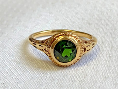 Vtg 14K Yellow Gold Ring 2.9g Fine Jewelry Size 6.25 Band Emerald Color Stone