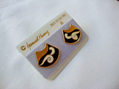 VINTAGE SAMUEL HUANG SIGNED DESIGNER CLOISONNE CLOUD FAN BLACK & WHITE EARRINGS