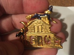 VINTAGE AAi HAUNTED HOUSE HALLOWEEN WITCH CAT BROOCH PIN GOLD TONE / WRONGWAY052